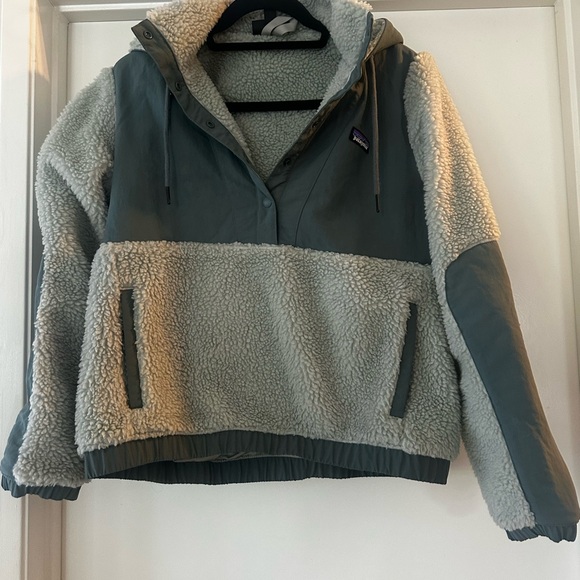 Patagonia Women's Green Hooded Jacket - Picture 9 of 9